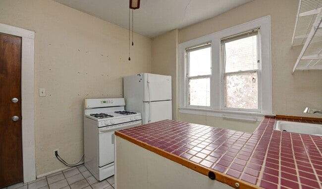 Building Photo - Charming 2-Bedroom Duplex in Franklin Park