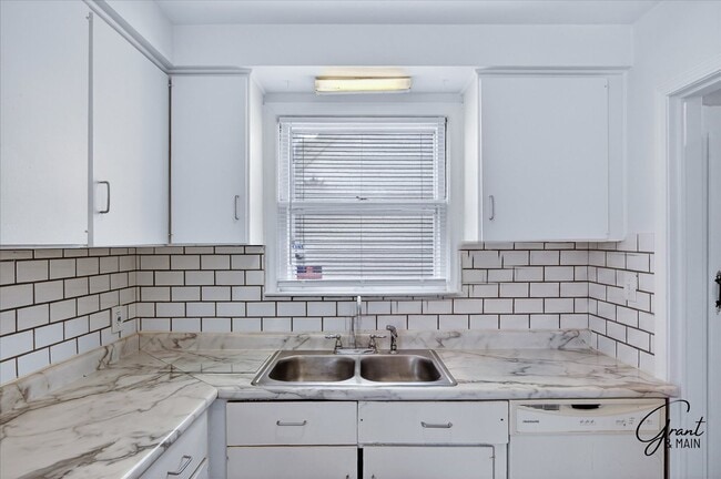 Building Photo - $1600 3 bedroom Redford bungalow