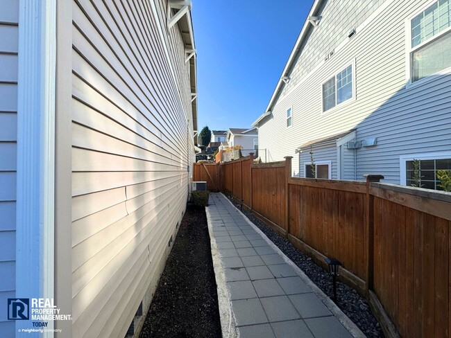 Building Photo - Beautiful 2-Bedroom Townhome with Vaulted Ceilings & 2-Car Garage!!