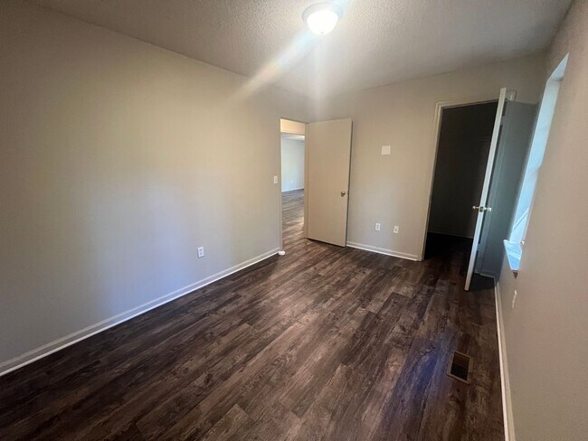 Building Photo - 4813 Oak Meadow Dr