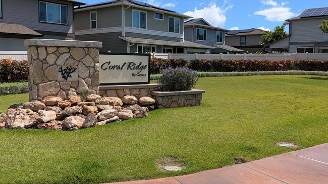 Building Photo - Bright 4-Bedroom Pet-Friendly Golf-Course ...