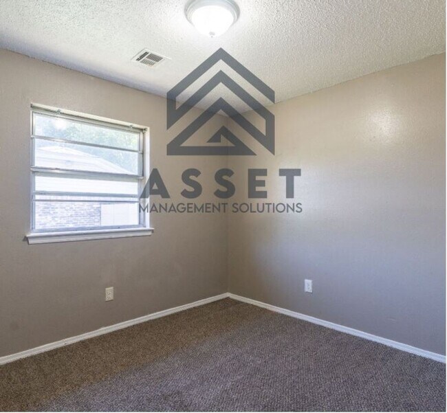 Building Photo - Cute 5 Bedroom House!