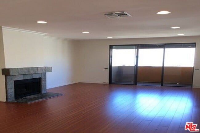 Building Photo - 828 N Hudson Ave