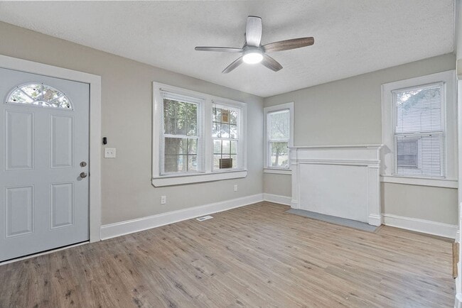 Building Photo - 207 Windsor Dr