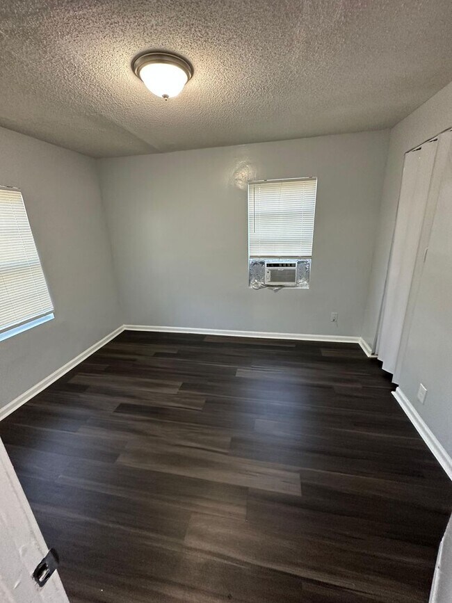 Building Photo - 1528 Mt Herman St