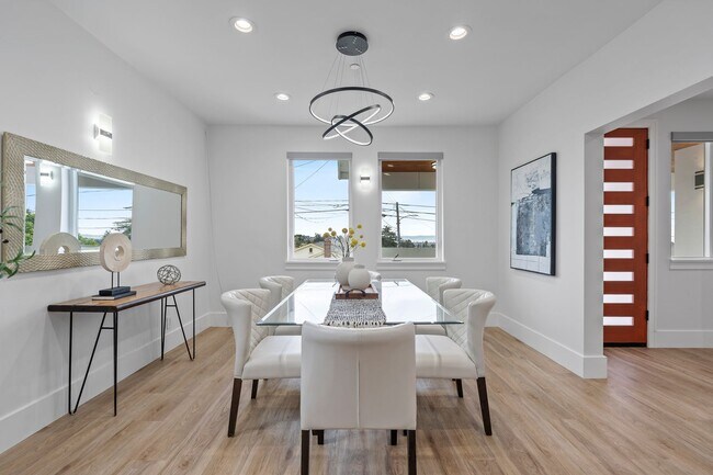 Building Photo - Stunning 4/3 in the Oakland Hills