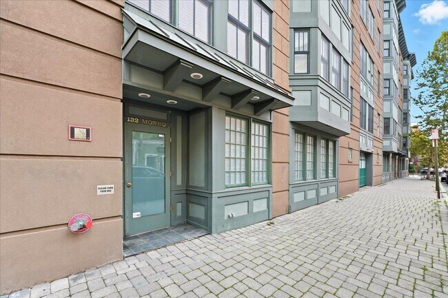 Building Photo - 132 Monroe St