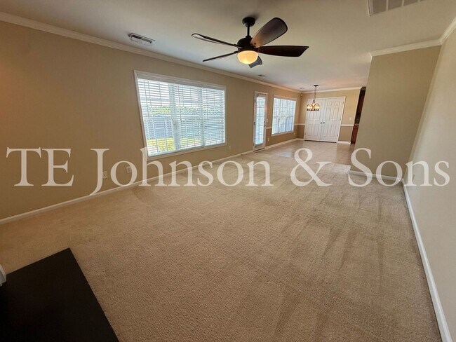 Building Photo - Spacious 4 Bedroom Home with Fenced Yard & Two Car Garage in Clemmons