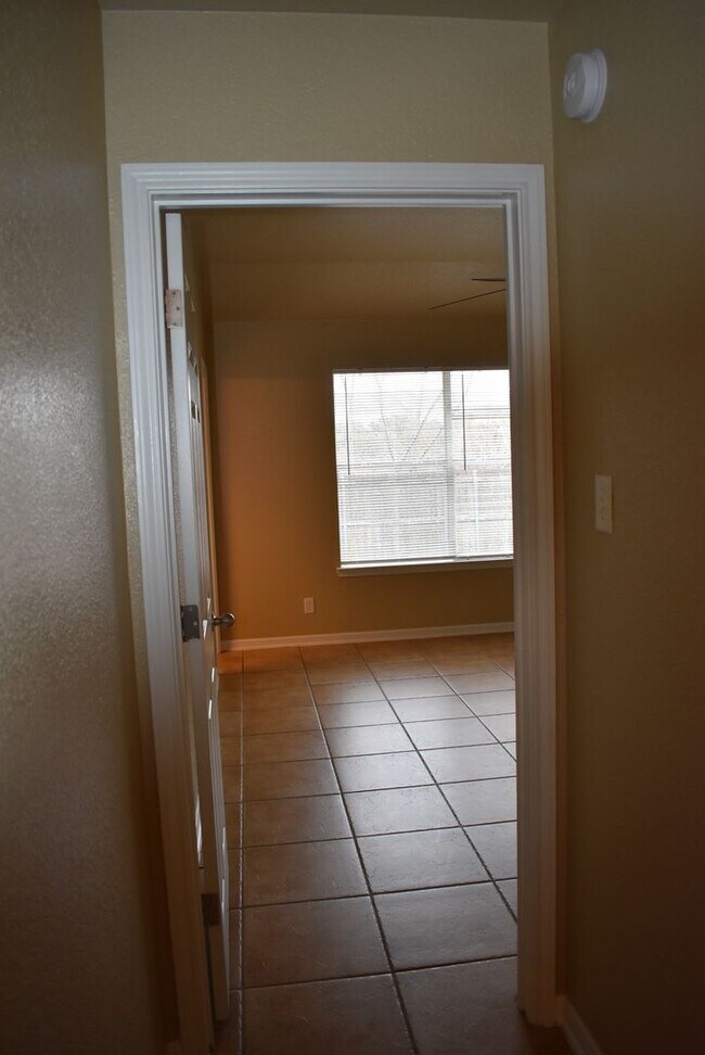 Building Photo - 1600 Nicholas Cir