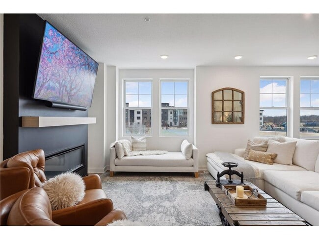 Building Photo - 870 Mount Curve Blvd