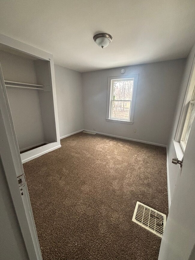 Building Photo - 3bd Single Warner Rd Area Cash Pay/Section 8