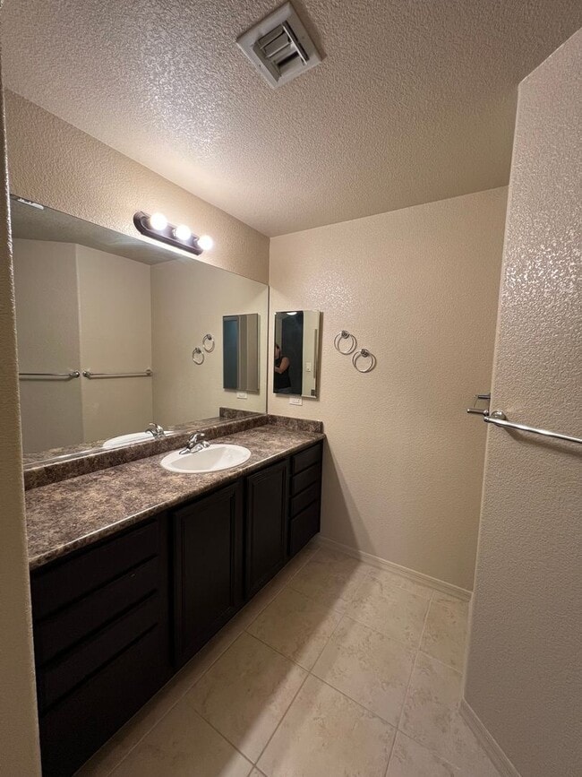 Building Photo - POOL HOME IN ESTRELLA!