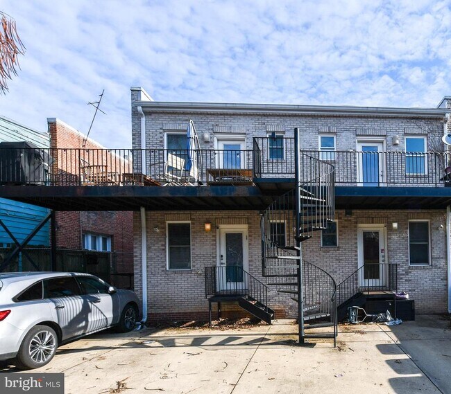 Building Photo - 913 Quincy St NE