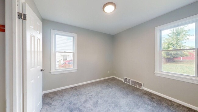 Building Photo - Fulton/W.58th neighborhood; 3 bedroom/2bat...