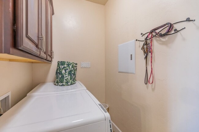 Building Photo - 4 Bedroom 2 bath Beautiful Home