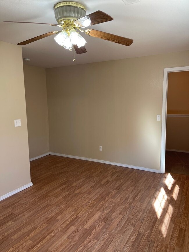 Building Photo - Available November 21st!   6 Month lease