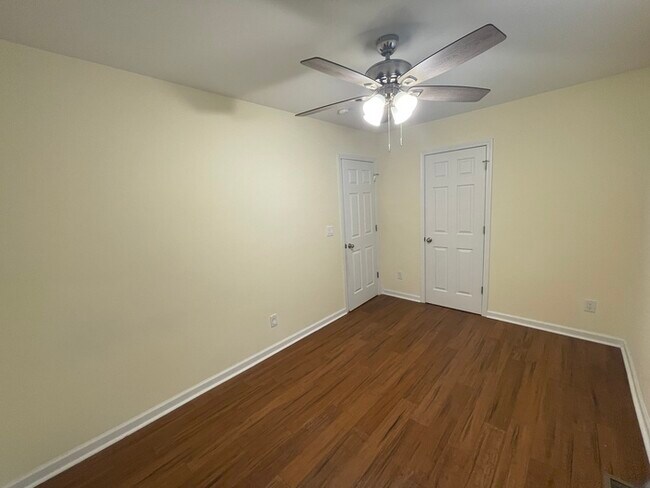 Building Photo - 2 Bedroom 1 Bath House Available