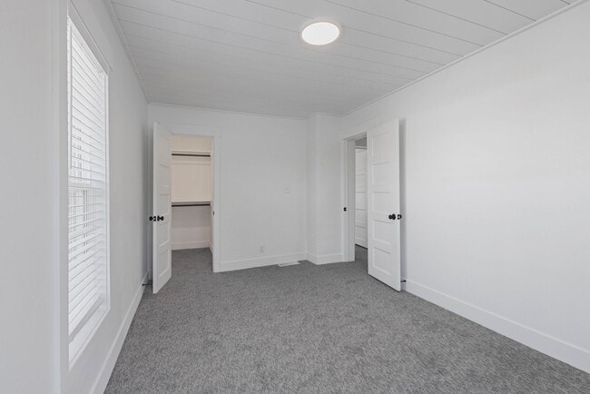 Building Photo - 5 Bed 2 Bath MODERN HERITAGE HOME