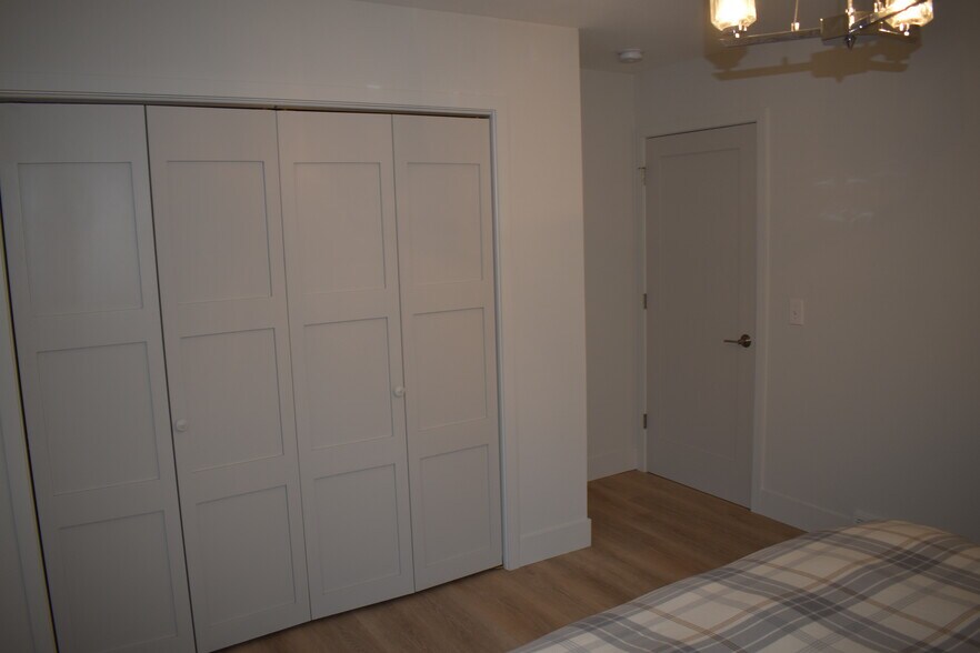 Building Photo - 6587 Rolling Hills Dr