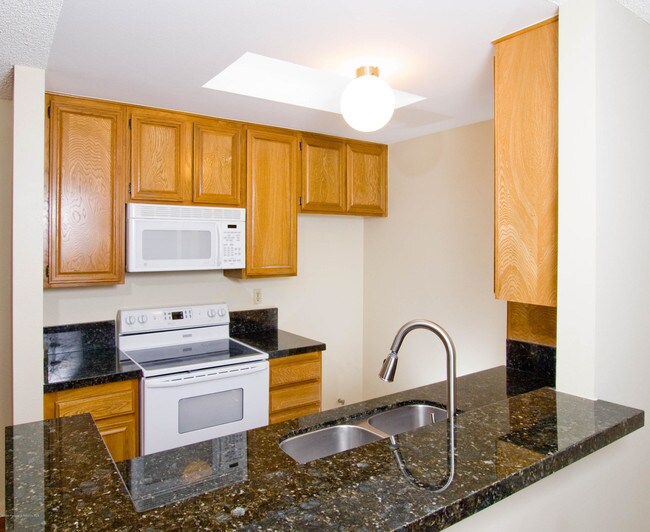 Building Photo - 898 Temple Terrace