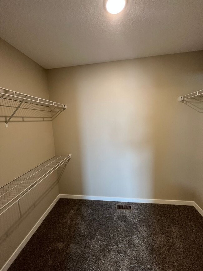 Building Photo - Spacious 4-Bedroom Home in Altoona Neighbo...