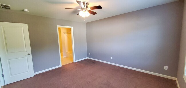 Building Photo - Preleasing for Fall 2026 - 4 Bedroom 4 Bat...