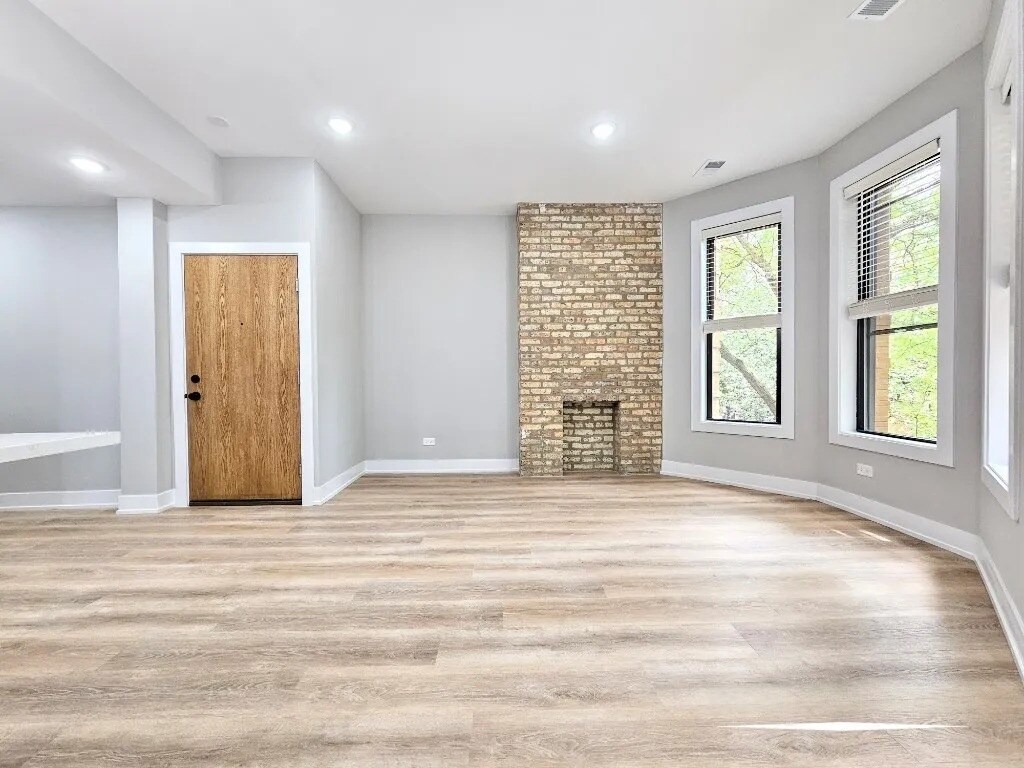 Building Photo - 441 W Belden Ave