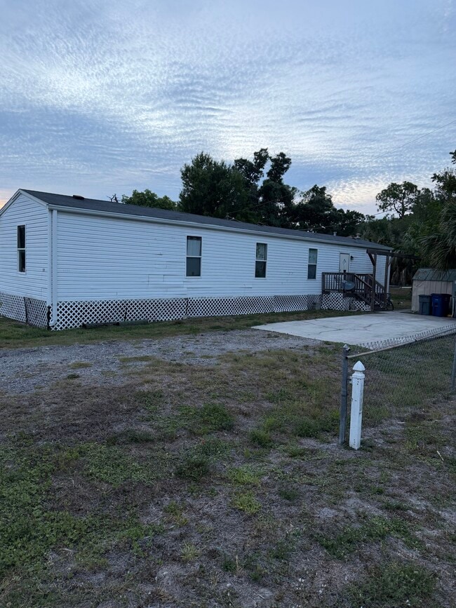Building Photo - 2024 Laurel Ln