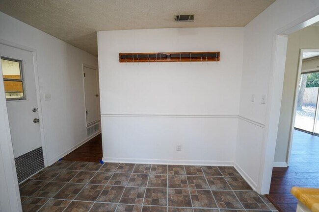 Building Photo - 11 Brandy Ln