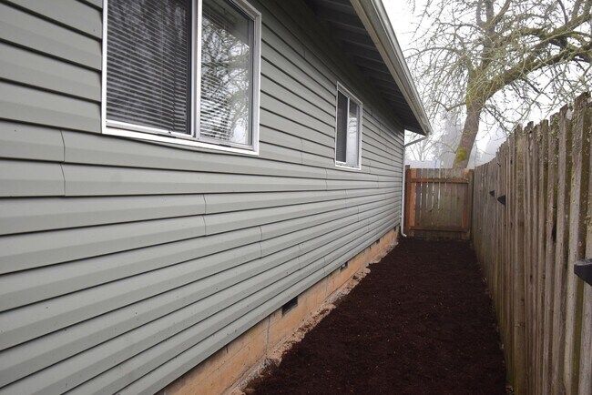 Building Photo - Modern home tucked away in the adorable little town of Brownsville.