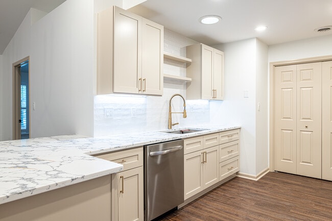 Building Photo - 632 Applegate Ln