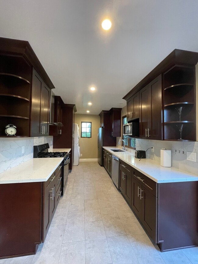 Building Photo - 1215 Altamead Dr