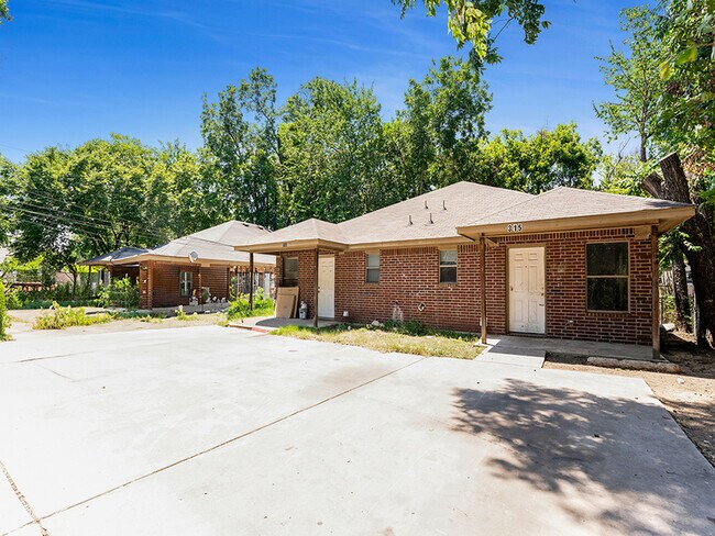 Building Photo - 315 Isbell Rd