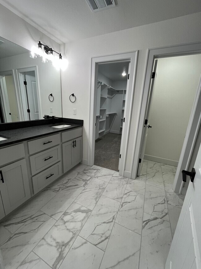 Building Photo - 3201 SW Lovely Ln