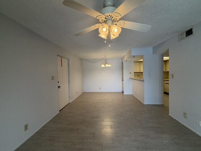Building Photo - "2-Bed, 2-Bath Condo in Oaks IV - Your Cozy 899 Sq. Ft. Haven Awaits!"