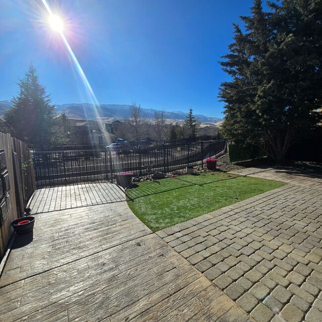 Building Photo - Gorgeous Mountain Views