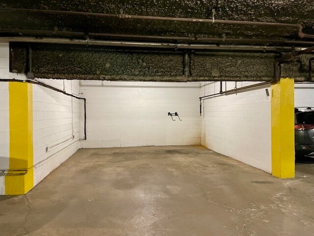 Building Photo - 960 S River Rd