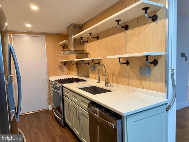 Primary Photo - 10201 Grosvenor Pl