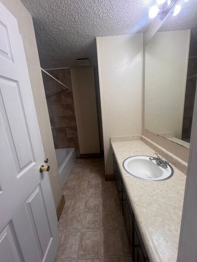 Building Photo - BACK ON THE MARKET!!!  Large Ranch Style Rambler home in Ridgewood