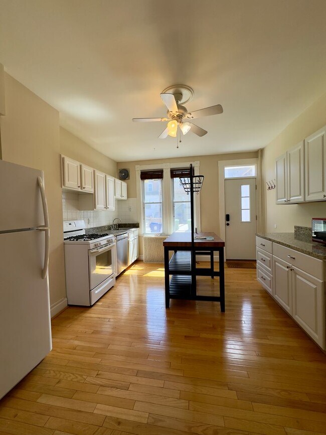 Building Photo - Charming 2Bed/1Bath Townhome in Highlandtown, Baltimore, MD!