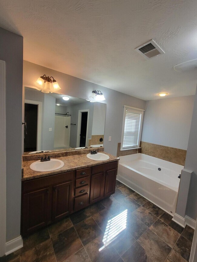 Building Photo - 2581 Kirby Ave