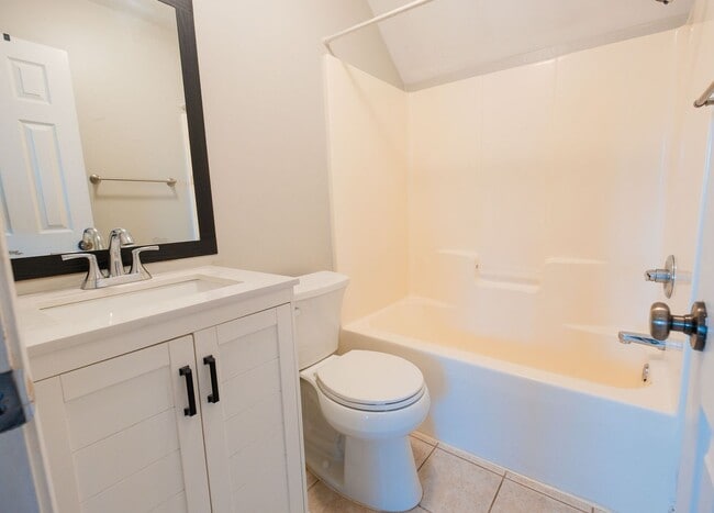 Building Photo - 472 First Street | 4 BED 2 BATH + MOVE IN SPECIAL