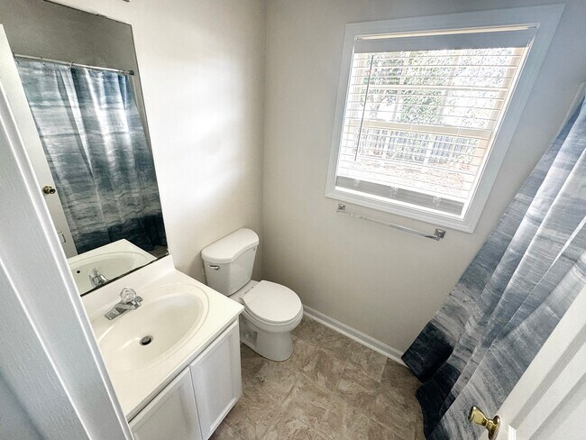 Building Photo - 2711 Ashby Dr