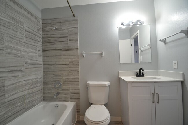 Building Photo - Available NOW, 2 bedroom townhome w/ AC - ...