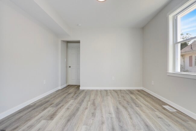 Building Photo - 137 Collins Ave