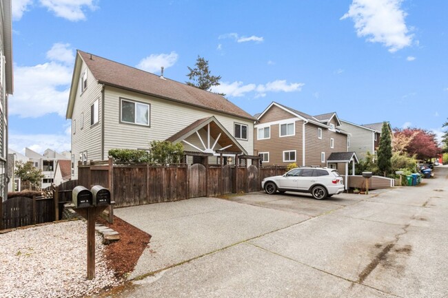 Building Photo - 3633 22nd Ave W