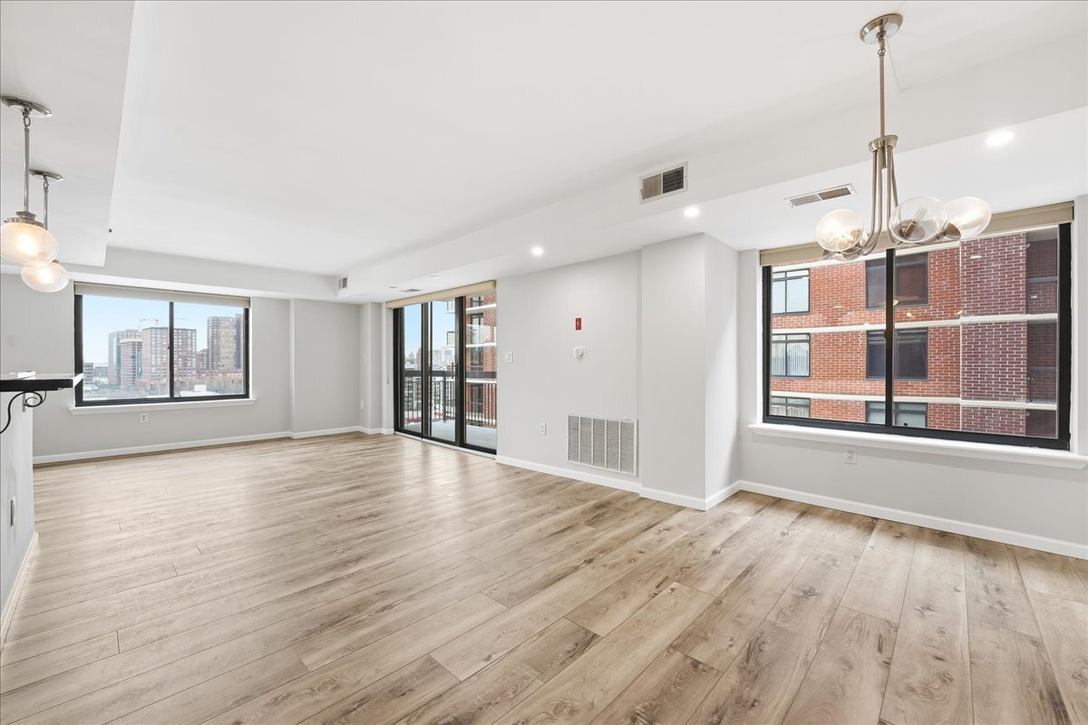 Building Photo - 700 1st St