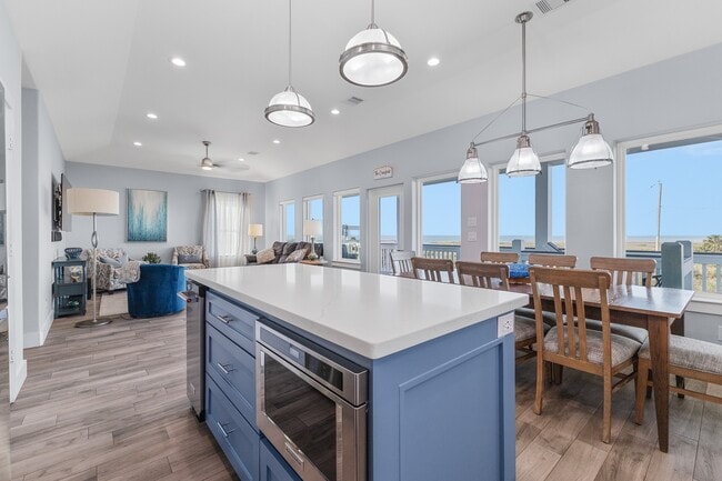 Building Photo - 22520 Bay Point Dr