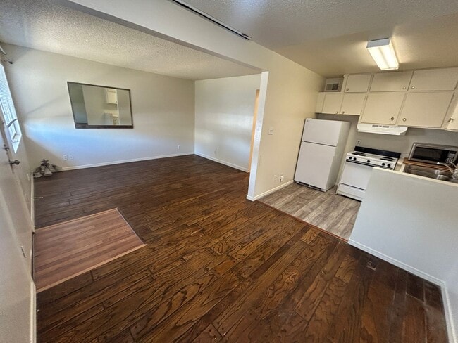 Building Photo - One Bed One Bath Easy Living Condo