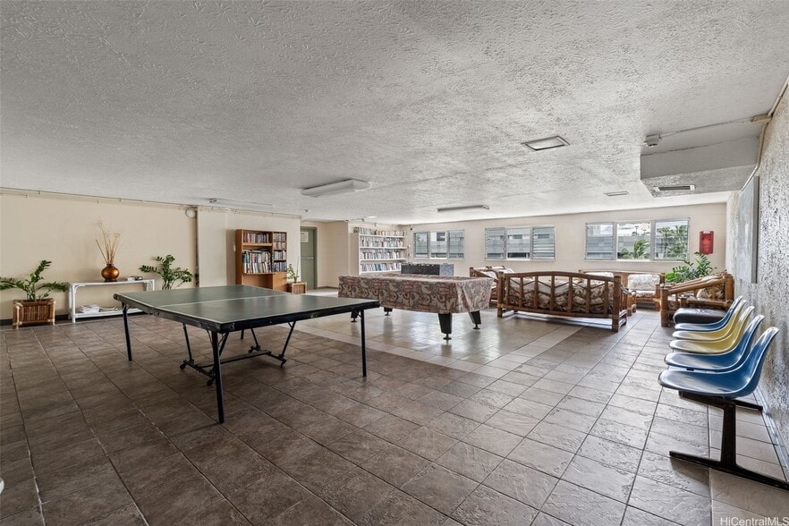 Building Photo - 2211 Ala Wai Blvd